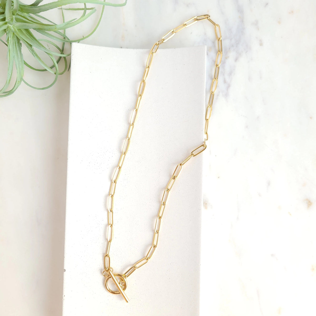 Spiffy &amp; Splendid Jewelry Gold / 16 inch 18k Gold Plated Paper Clip Chain with Toggle Clasp